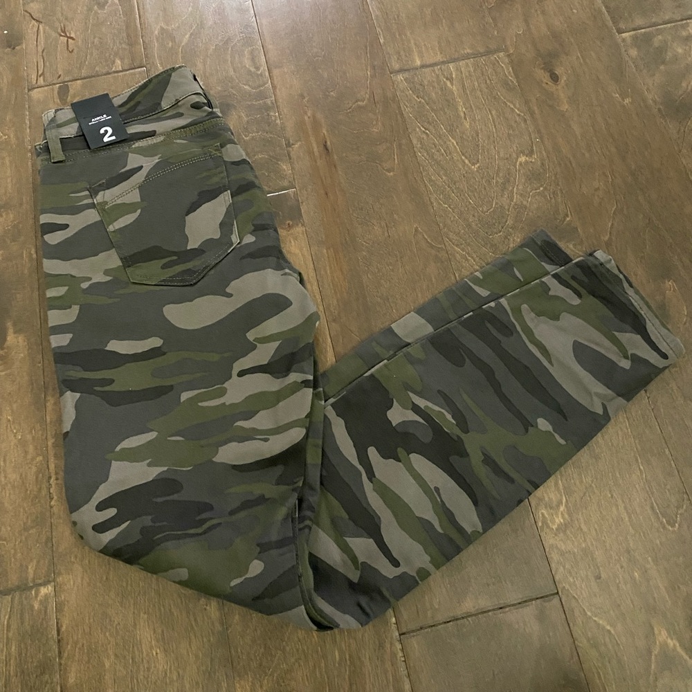 Express women’s low rise skinny ankle camouflage pants. NWT